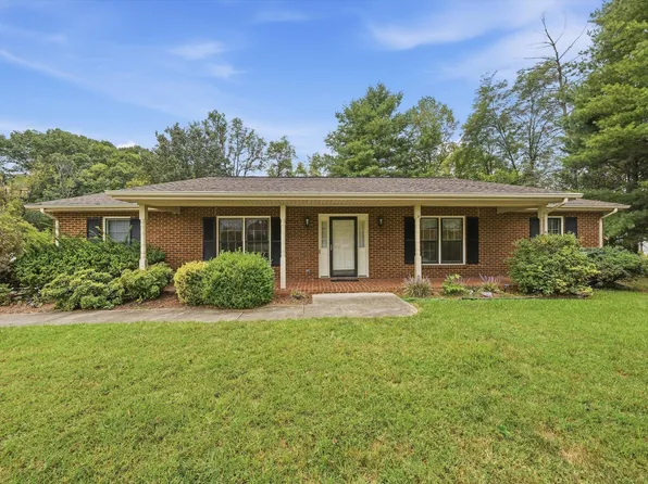 3180 Garst Cabin Dr, Roanoke, VA 24018