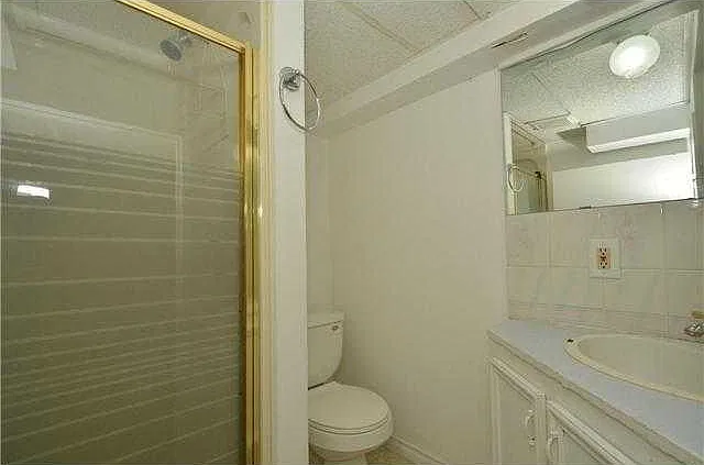 3 bed, 1.5 bath, 900 sqft, $1,300 — Photo 3
