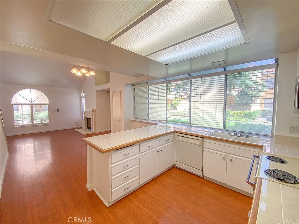3 bed, 1240 sqft, $4,000 — Photo 4