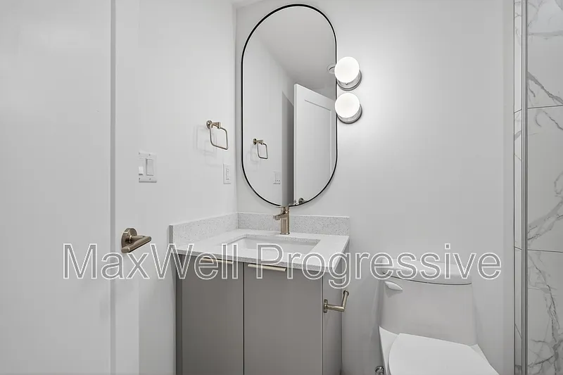 Building Photo - 10425 70th Ave NW #3