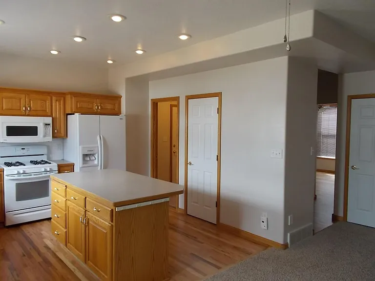 217 Arden Dr — Photo 3