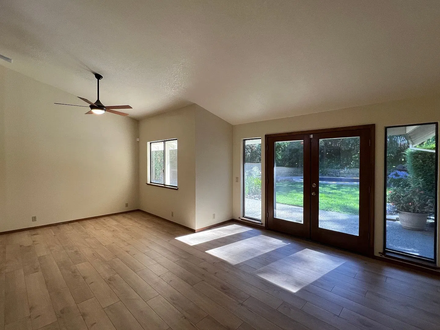 3 Bedroom/2 Bath East Roseville Beauty W/Pool!! — Photo 2