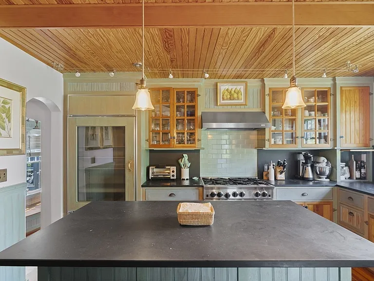 21 McKinley Ave — Photo 7