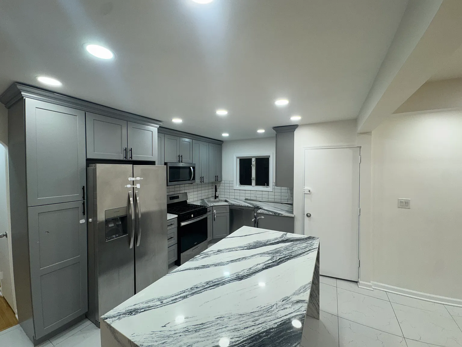 3 bed, 1348 sqft, $5,250 — Photo 3