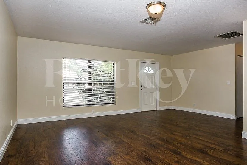 3 bed, 2.0 bath, 1407 sqft, $2,770 — Photo 3