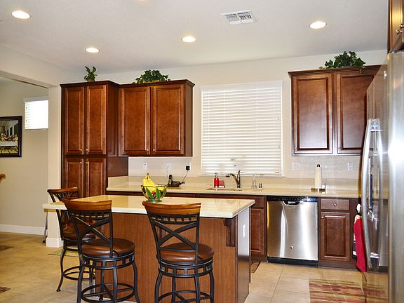2nd image of 901 Lyon Pl