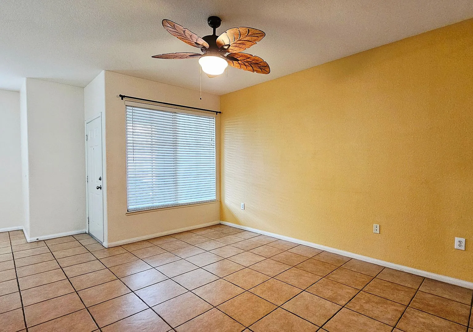 2 Beds and 2 full Bathrooms Condo for Rent — Photo 2