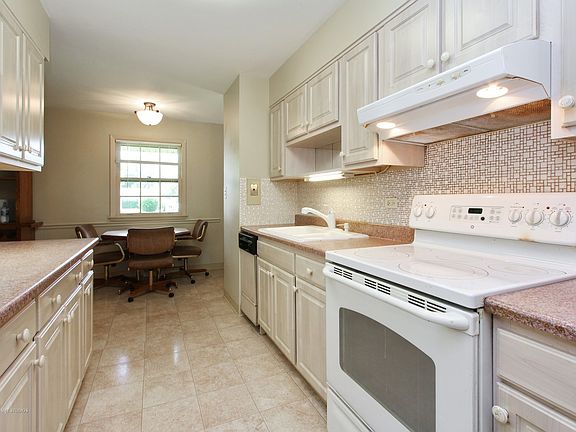 4th image of 755 N Williams Dr