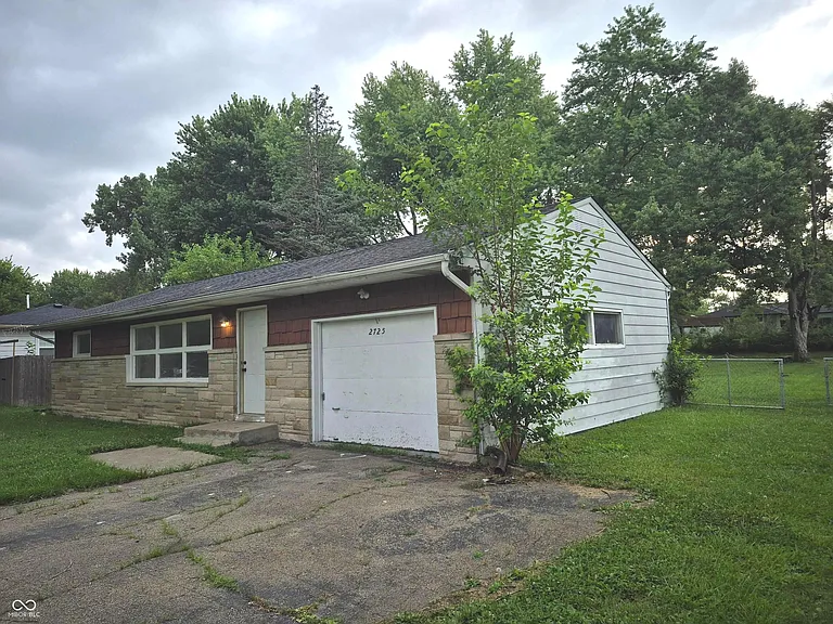 2725 Kristen Dr W — Photo 2
