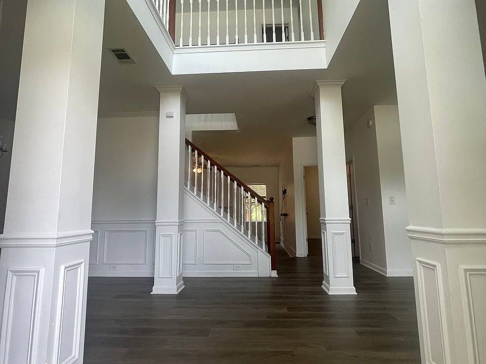 1st image of 520 Lakeridge Ct