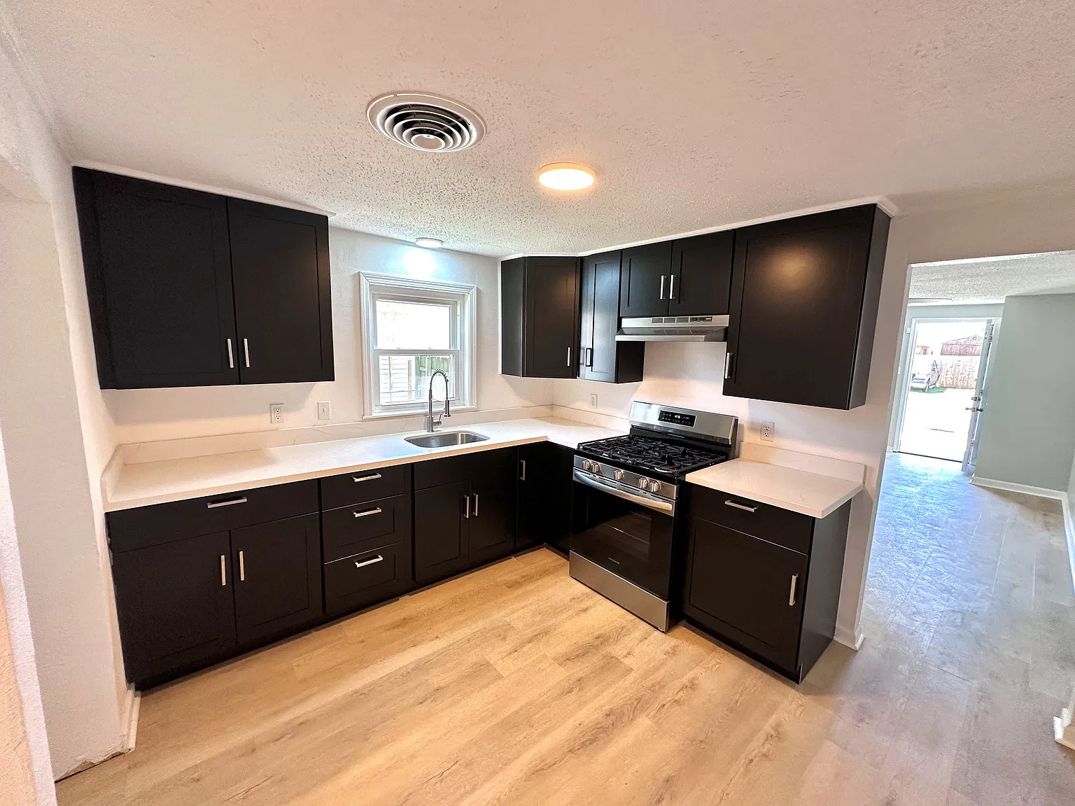 2 bed, 1000 sqft, $1,400 — Photo 4