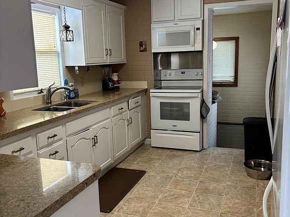 5th image of 811 Tilden St