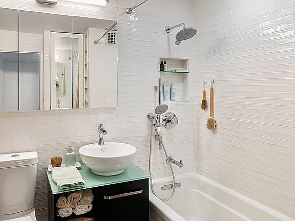 5th image of 100 Beekman St APT 20D