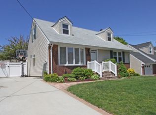 272 Evelyn Rd, Mineola, NY 11501