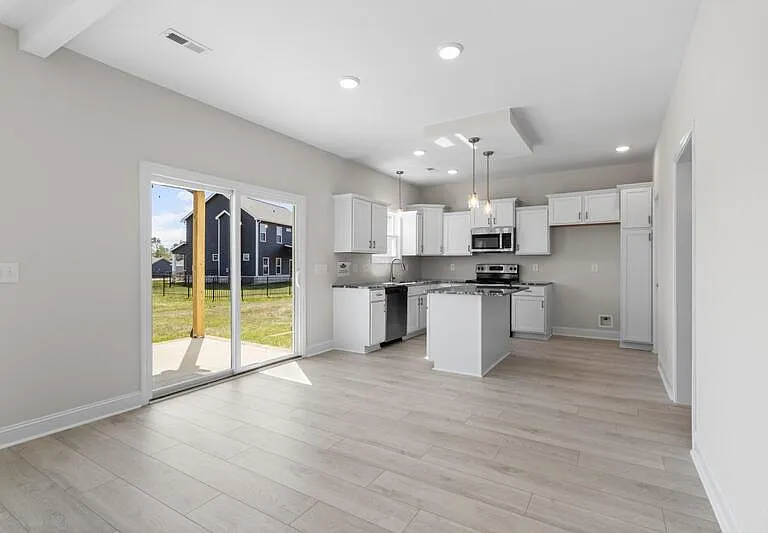 548 Castle Pinckney Ln — Photo 3