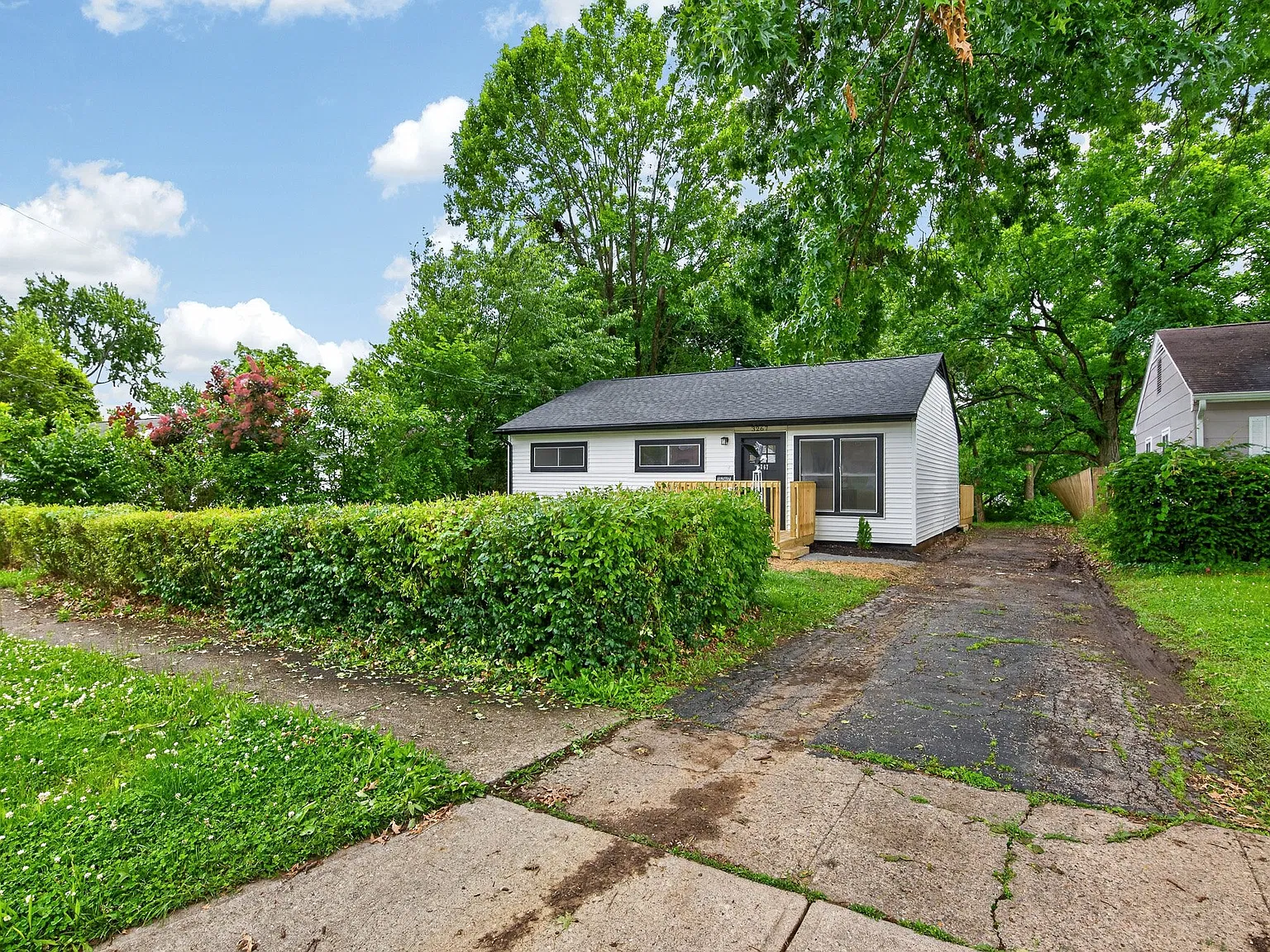 3 bed, 918 sqft, $1,900 — Photo 3