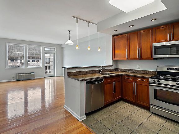 4th image of 4 Constellation Pl APT 412