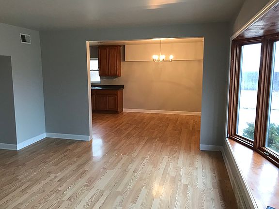 4th image of 118 E Belden Ave