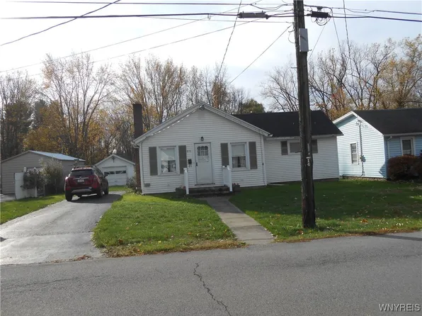 610 Moore St, Albion, NY 14411