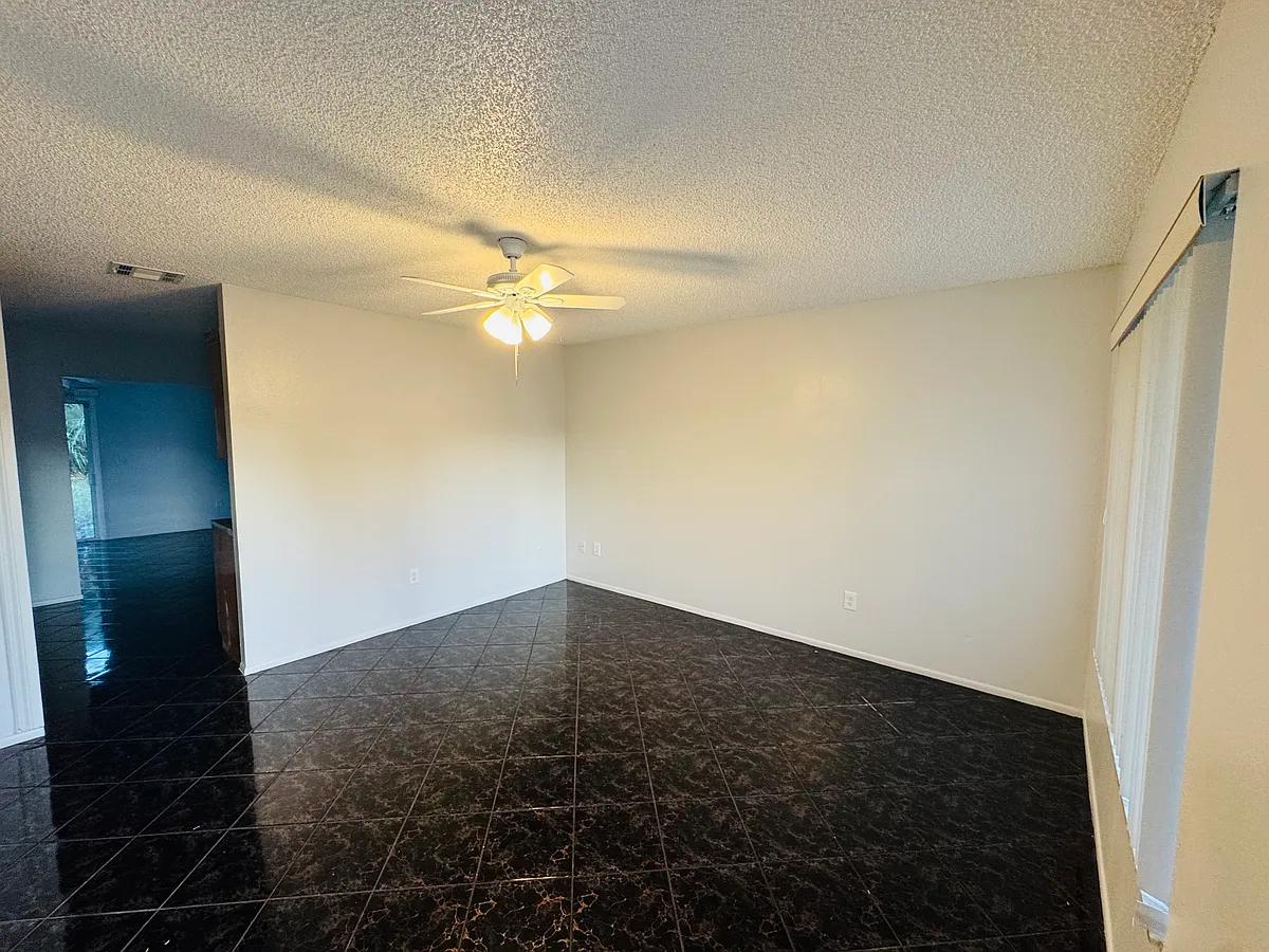 Building Photo - 1035 Nevada Dr NE