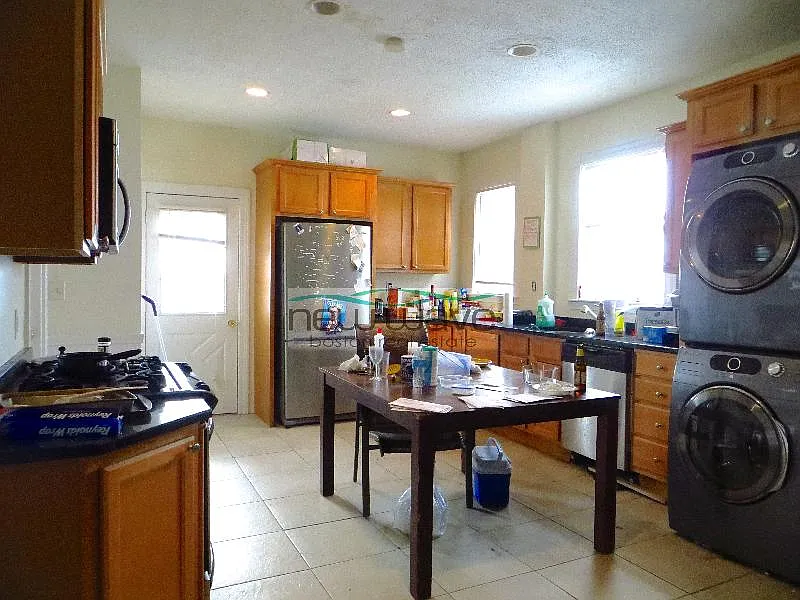 4 bed, 1200 sqft, $5,200 — Photo 2