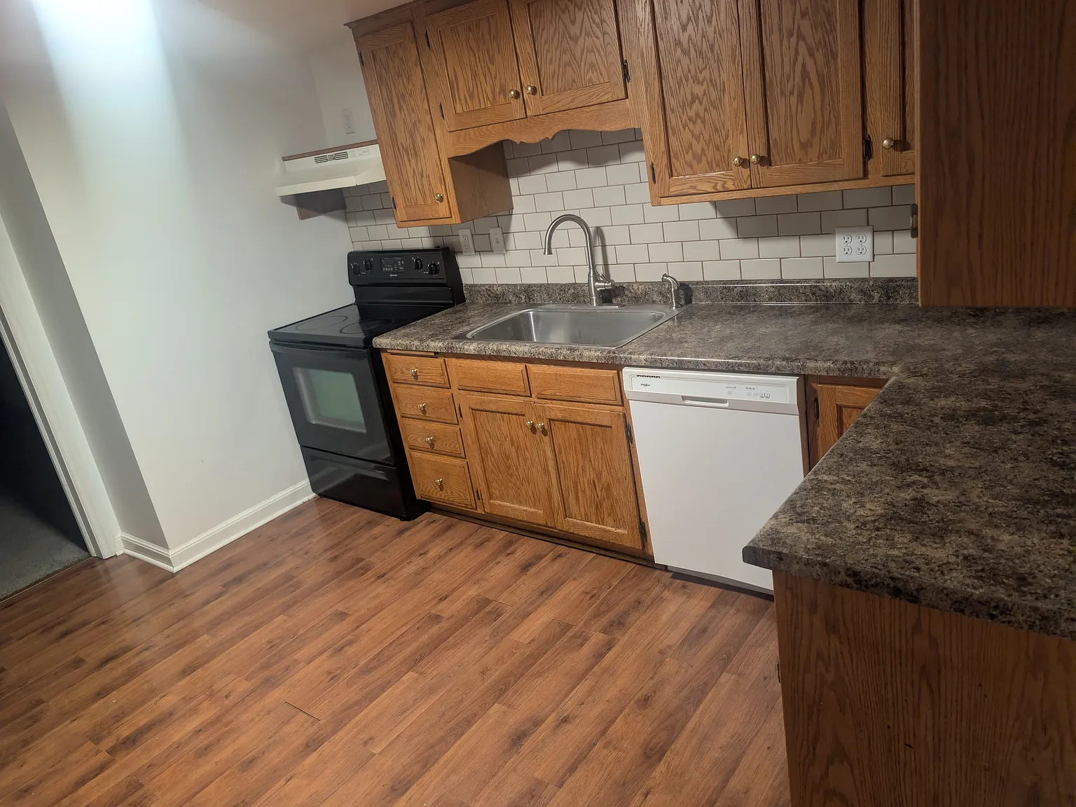 3 bed, 850 sqft, $1,300 — Photo 1
