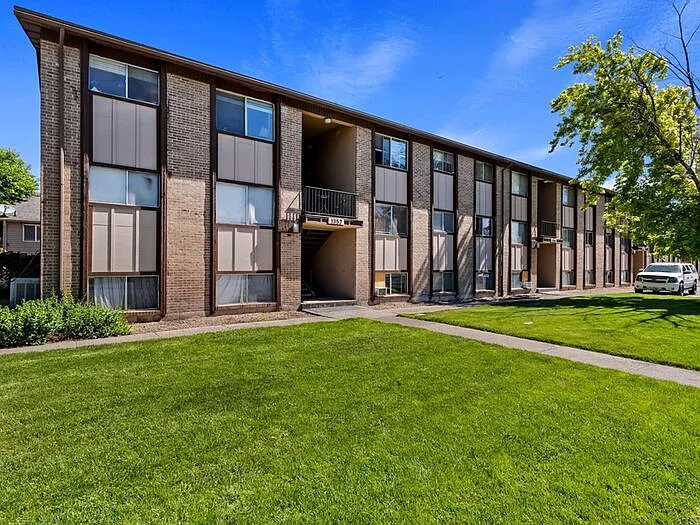 2 bed, 1.0 bath, 831 sqft, $1,195 — Photo 2