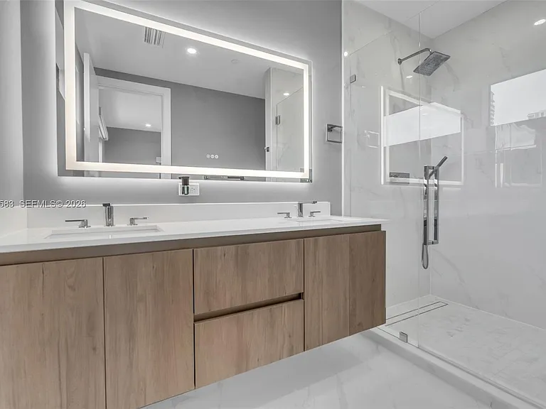 820 NE 2nd St #1 — Photo 2