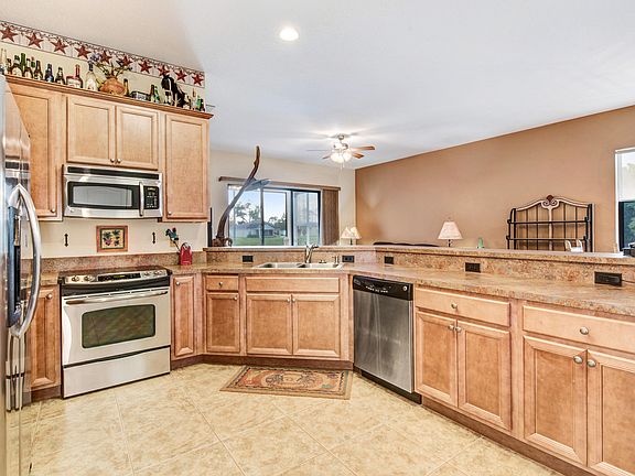 3rd image of 463 Hollow Glen Dr