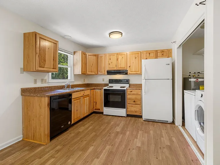 35 Hamburg Dr — Photo 13