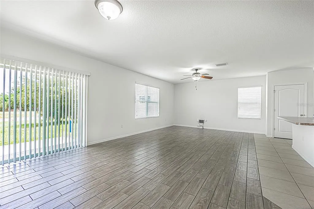 4 bed, 2.5 bath, 2328 sqft, $2,500 — Photo 3