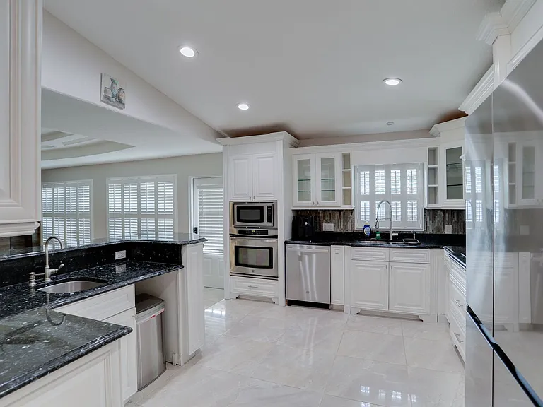 633 Spring Oaks Blvd — Photo 10