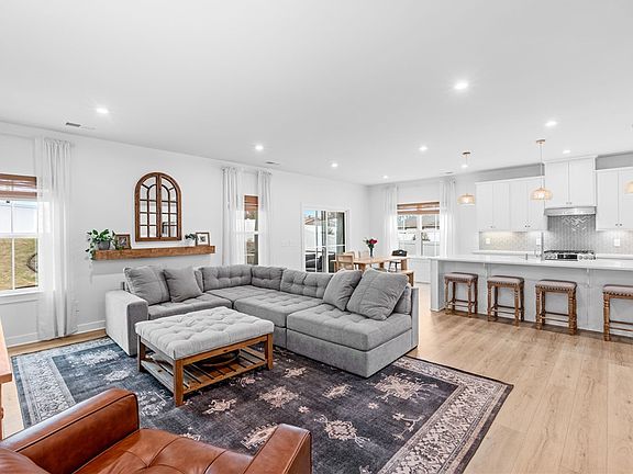 5th image of 209 Furness Dr