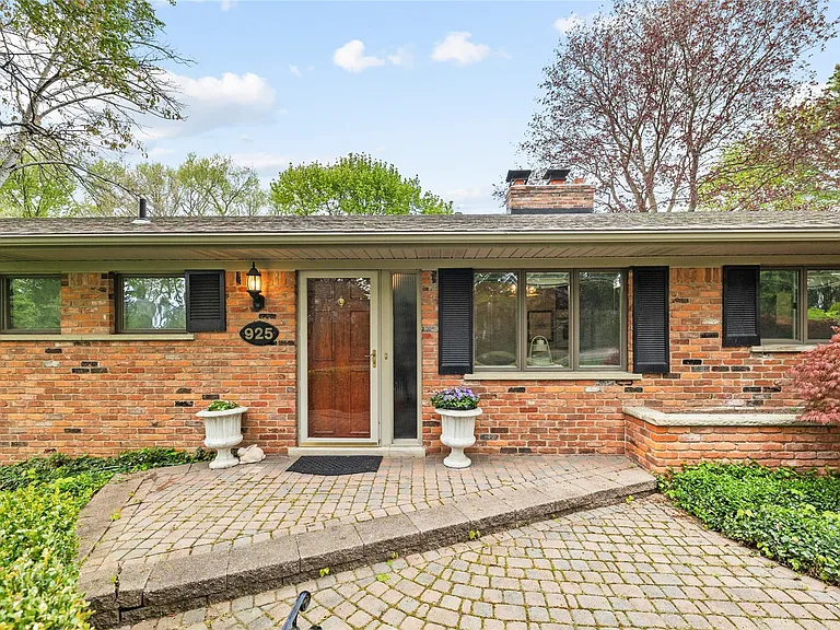 925 Westview Rd — Photo 2