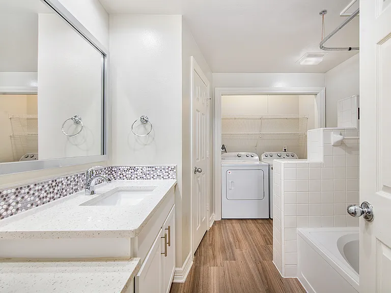 2427 Allen St — Photo 14