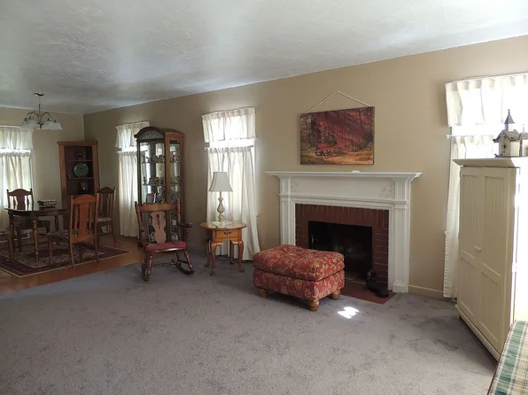 17 Circle Dr, Beaver, PA 15009