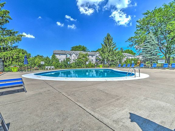 Sundeck & Community Pool