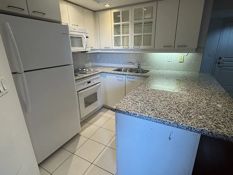 140 Simcoe St #1221 — Photo 8