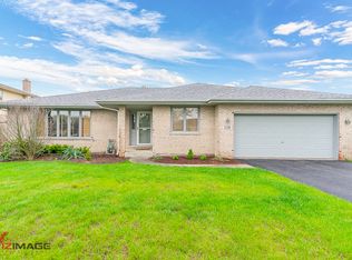 1239 Newbridge Dr, Lockport, IL 60441