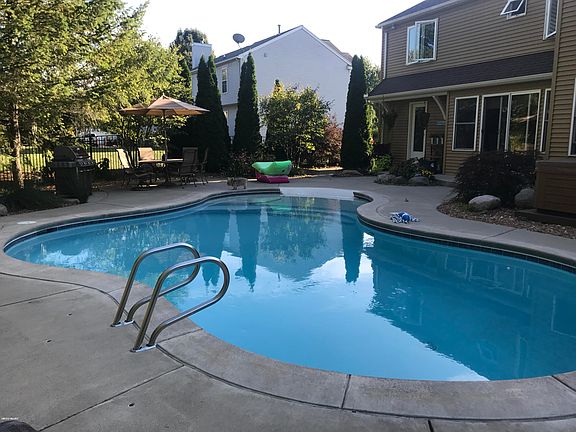 2nd image of 3899 Fraser Dr NE