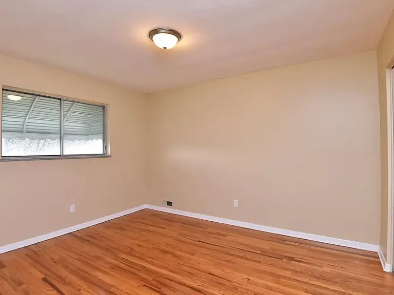 10204 S Highland Ave — Photo 12