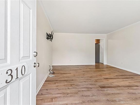 3rd image of 310 Kostel Ct