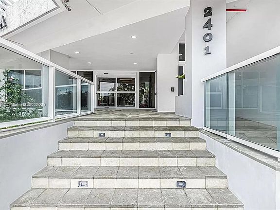 4th image of 2401 Collins Ave APT 604