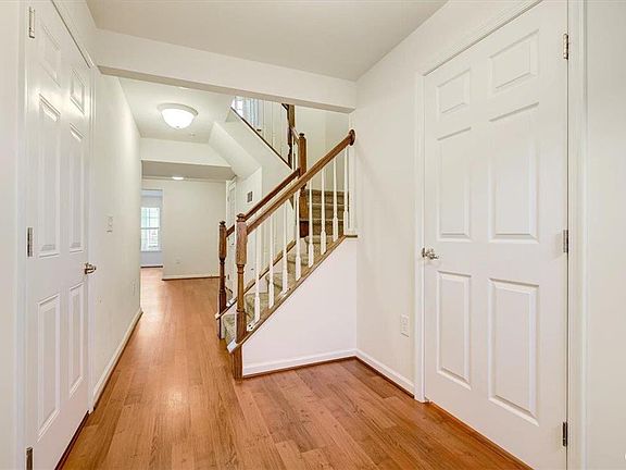 3rd image of 2 Gold Rose Ln