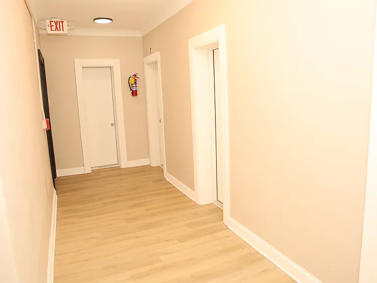 Noble Tudor Apartments — Photo 8