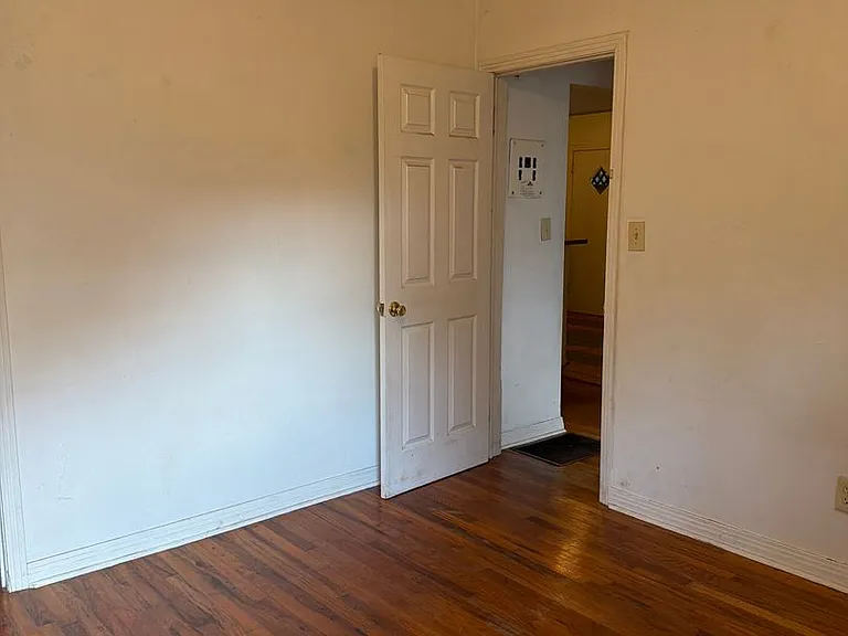 1327 Charlotte St — Photo 3