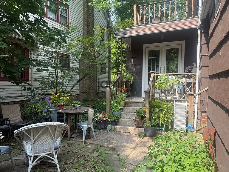 2425 Demington Dr — Photo 20