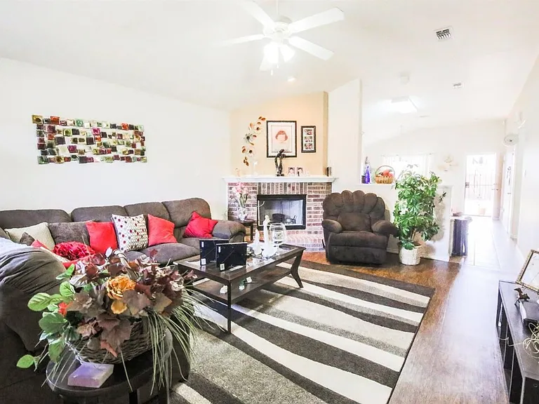 931 Xavier St — Photo 4