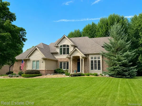 1793 Skyline Dr, Rochester Hills, MI 48306