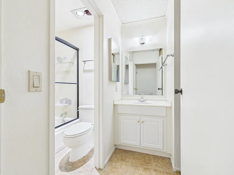 3102 Golden Oaks Ln — Photo 6